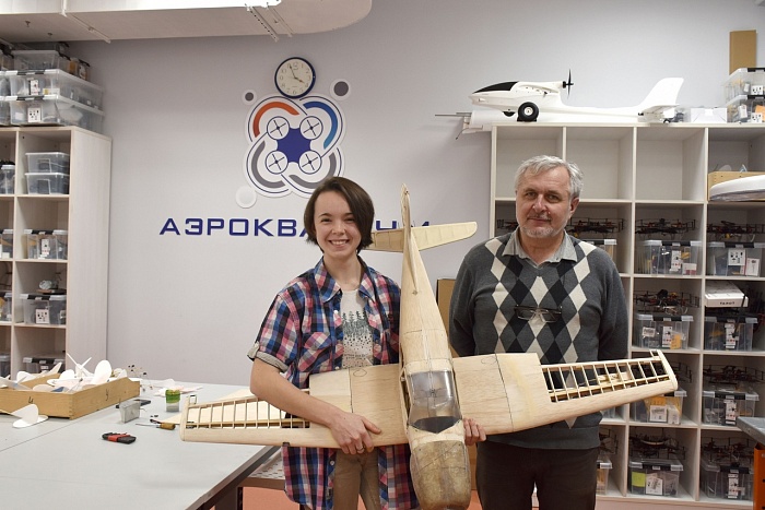 Кировская школьница создает точную копию самолета Як-18Т