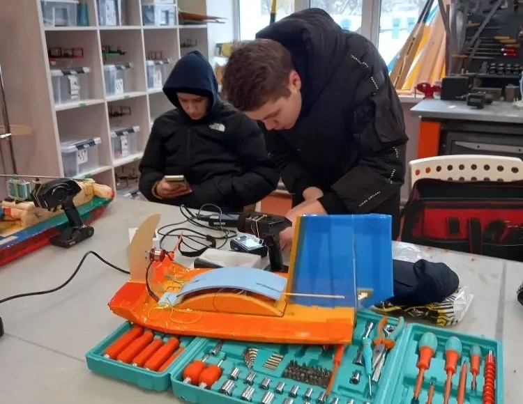 Школьники сразились в гонках на аэроглиссерах